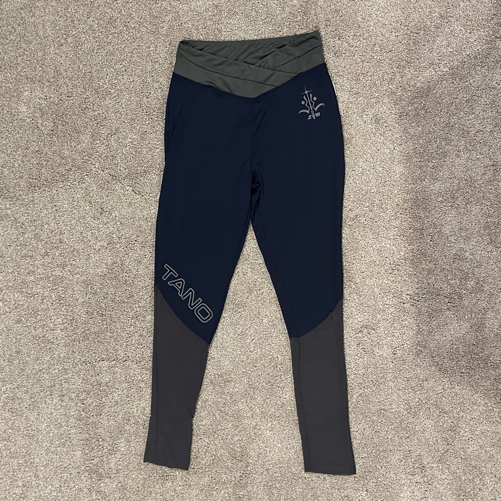 Her Universe limited edition Ahsoka Tano activewear leggings